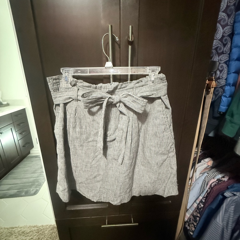 LOFT Gray and white Tie Front Mini Skirt Casual